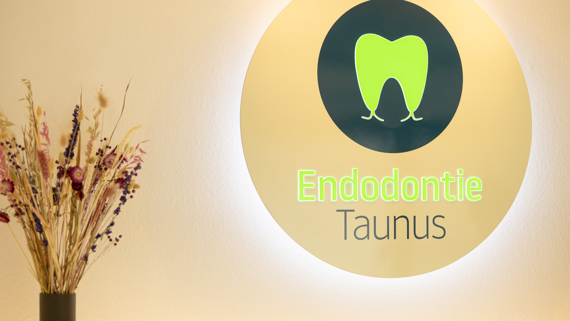 Ansicht des Praxisschildes von Endodontie Taunus